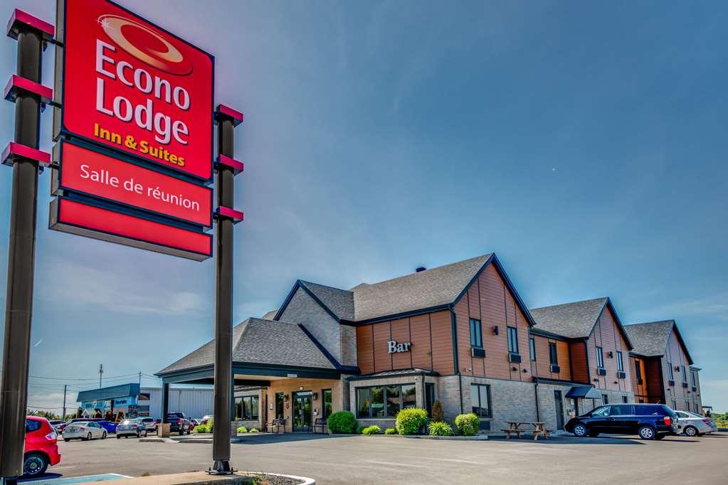 Econo Lodge Inn & Suites Saint Apollinaire Exterior photo