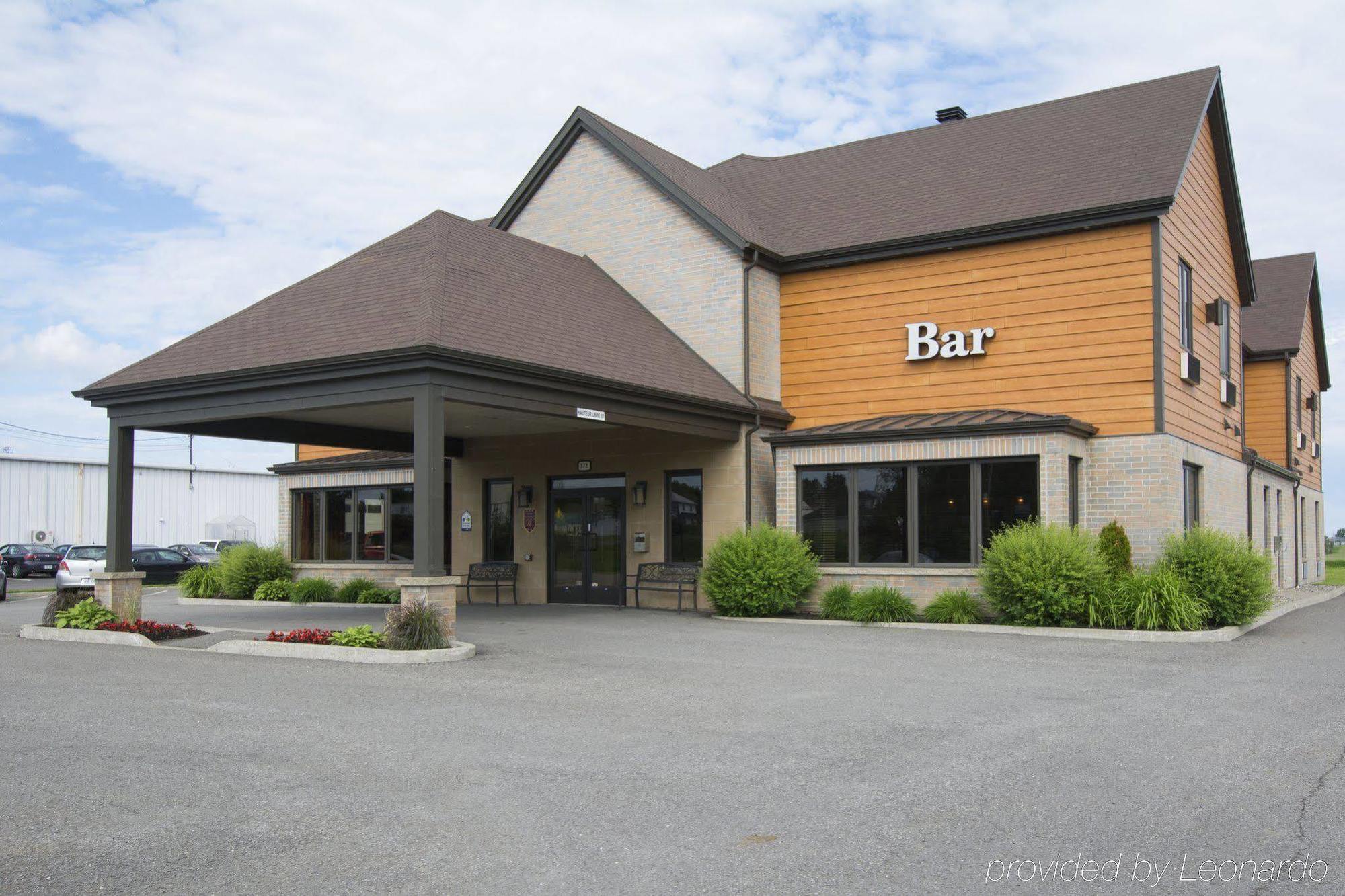 Econo Lodge Inn & Suites Saint Apollinaire Exterior photo