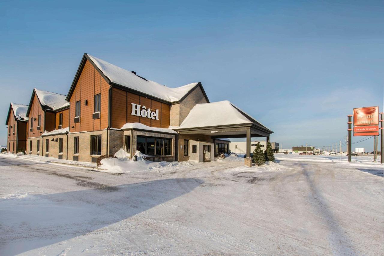 Econo Lodge Inn & Suites Saint Apollinaire Exterior photo